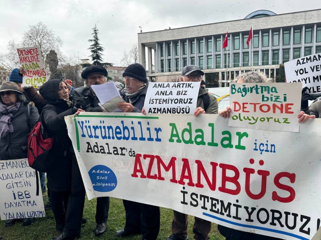 bilecik-haber_ada-halkindan-ibb-binasi-onunde-azmanbus-eylemi-55470.jpg