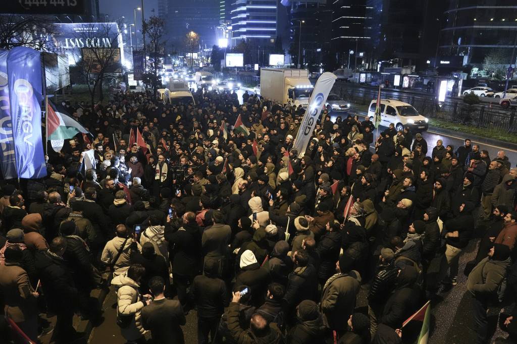 bilecik-haber_agd-uyeleri-istanbul-da-israil-baskonsoloslugu-onunde-protesto-duzenledi-55218.jpg