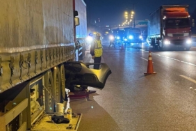 bilecik-haber_anadolu-otoyolu-nda-tira-carpan-otomobilin-surucusu-yaralandi-54347.jpg