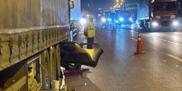 bilecik-haber_anadolu-otoyolu-nda-tira-carpan-otomobilin-surucusu-yaralandi-54347.jpg