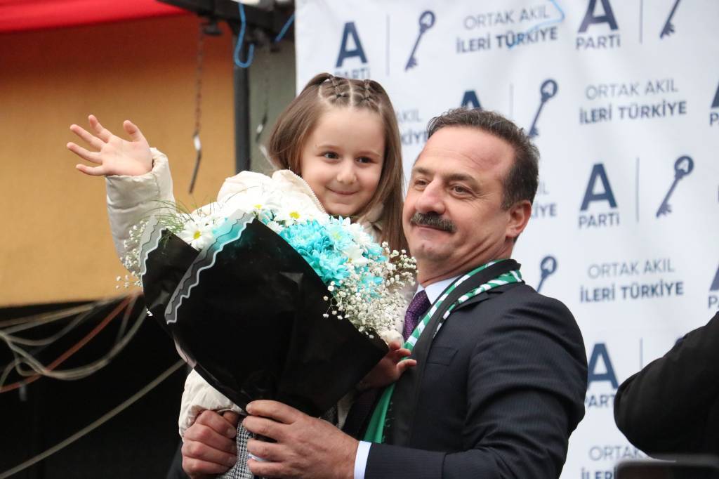 bilecik-haber_anahtar-parti-genel-baskani-agiralioglu-kocaeli-de-partililerle-bulustu-55272.jpg