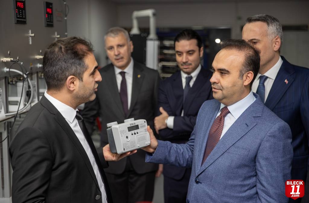 Bakan Kacır, Sakarya'da üretilen akıllı ultrasonik doğal gaz sayacını inceledi