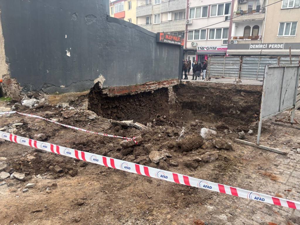 bilecik-haber_balikesir-de-bitisigindeki-insaatin-temel-kazisinda-hasar-goren-is-yeri-bosaltildi-56716.jpg