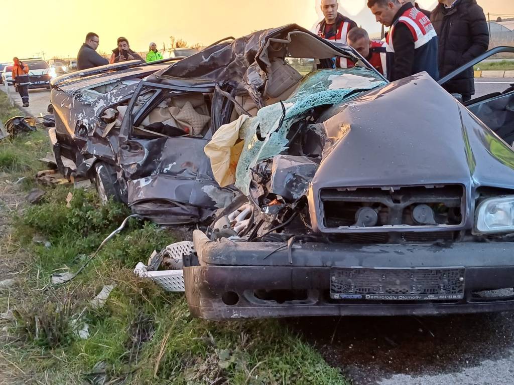 bilecik-haber_balikesir-de-tirla-carpisan-otomobilin-surucusu-oldu-55085.jpg