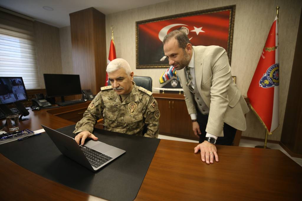 bilecik-haber_balikesir-il-emniyet-muduru-yigit-aa-nin-yilin-kareleri-oylamasina-katildi-56255.jpg