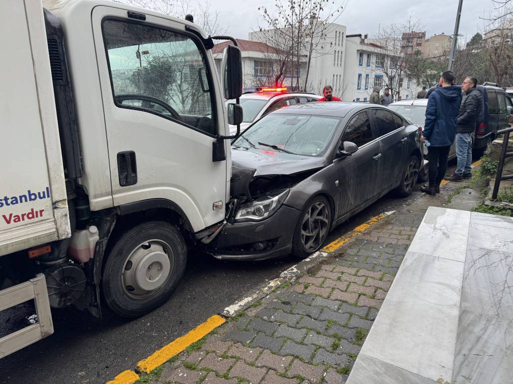 bilecik-haber_beyoglu-nda-zincirleme-kazaya-neden-olan-kamyonetin-surucusu-kacti-55897.jpg