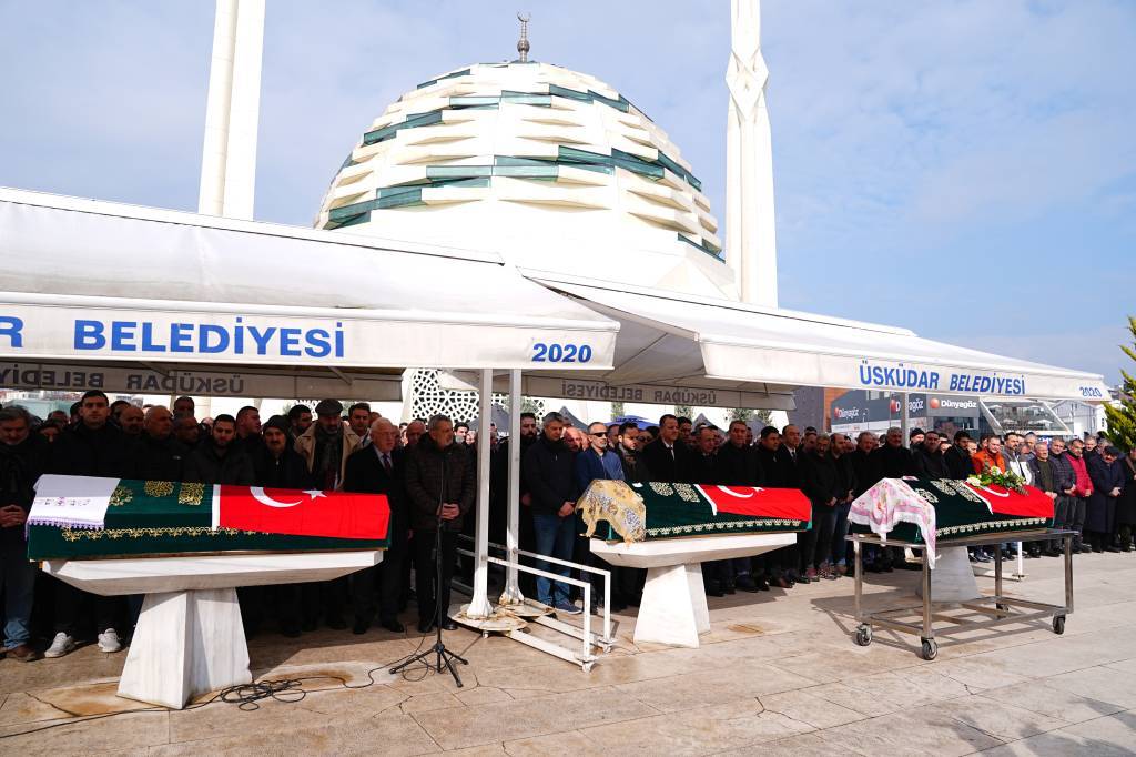 bilecik-haber_bolu-daki-otel-yangininda-olen-aile-istanbul-da-son-yolculuklarina-ugurlandi-56979.jpg