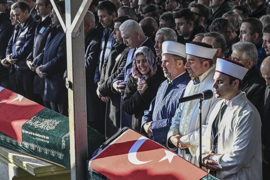 bilecik-haber_bolu-daki-otel-yangininda-yasamini-yitiren-gungor-ailesi-son-yolculuguna-ugurlandi-57054.jpg