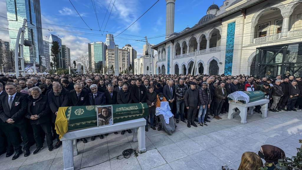 bilecik-haber_bolu-daki-yanginda-yasamini-yitiren-boduroglu-ailesinin-uc-ferdi-istanbul-da-topraga-verildi-57225.jpg