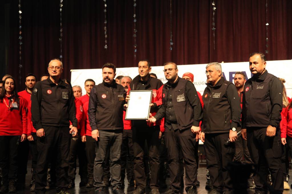 bilecik-haber_bursa-da-akredite-arama-kurtarma-ekip-uyelere-arma-toreni-duzenlendi-55348.jpg