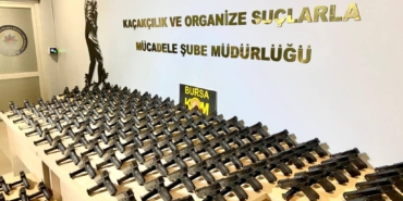 bilecik-haber_bursa-da-aracinda-150-ruhsatsiz-tabanca-ele-gecirilen-zanli-tutuklandi-53817.jpg