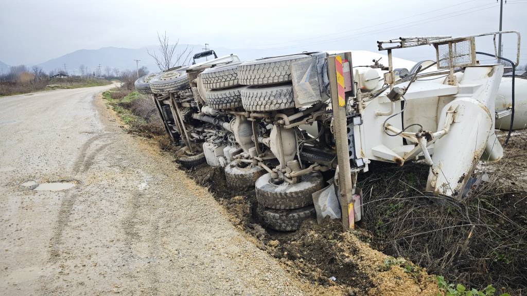 bilecik-haber_bursa-da-devrilen-beton-mikserinin-surucusu-yaralandi-55646.jpg