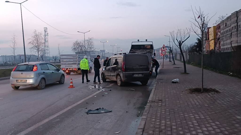 bilecik-haber_bursa-da-hafif-ticari-aracla-otomobilin-carpismasi-sonucu-1-kisi-yaralandi-56933.jpg