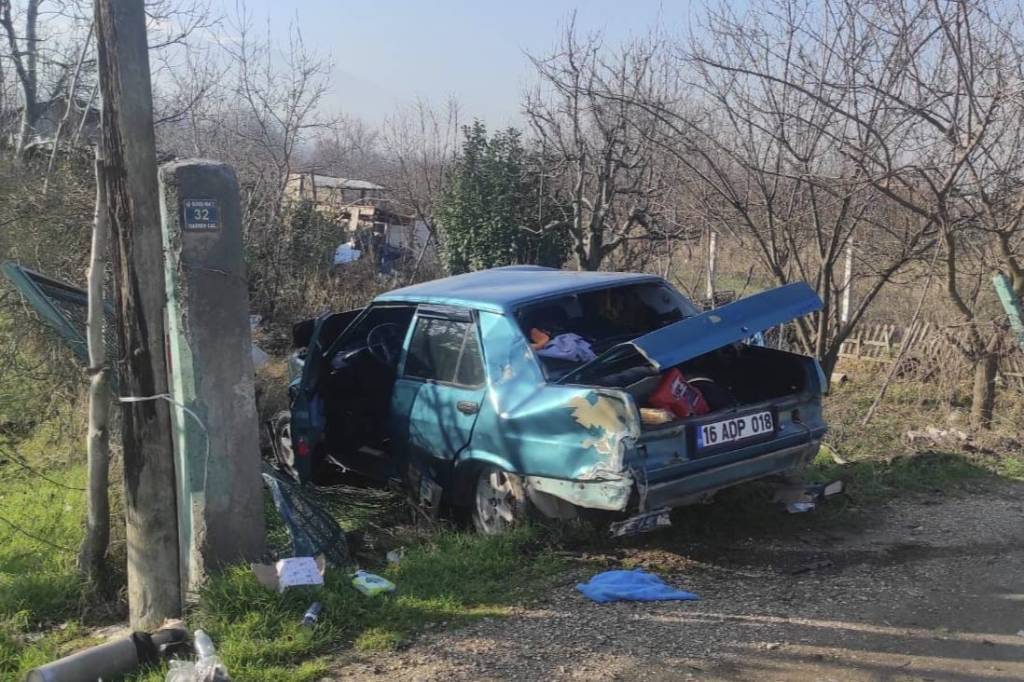 bilecik-haber_bursa-da-yol-kenarindaki-beton-direge-carpan-otomobilin-surucusu-agir-yaralandi-56402.jpg