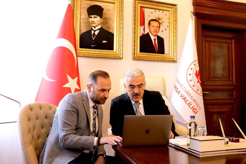 bilecik-haber_bursa-valisi-ayyildiz-aa-nin-yilin-kareleri-oylamasina-katildi-55046.jpg