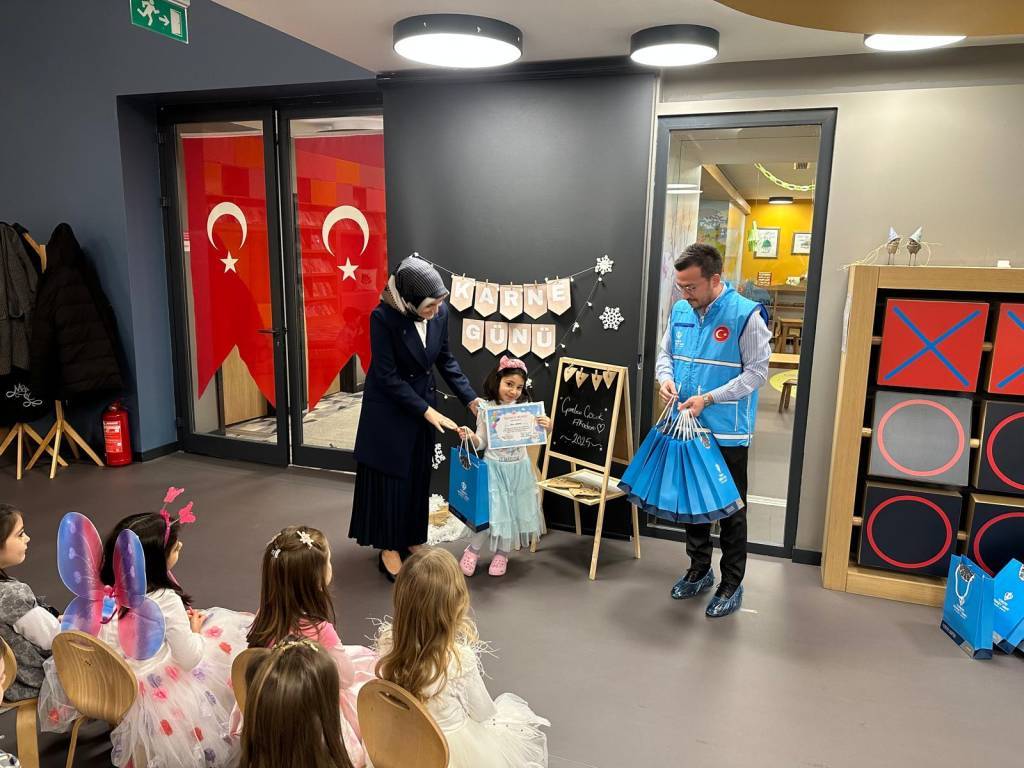 bilecik-haber_buyuk-camlica-camisi-nde-4-6-yas-grubu-ogrenciler-karnelerini-aldi-56268.jpg