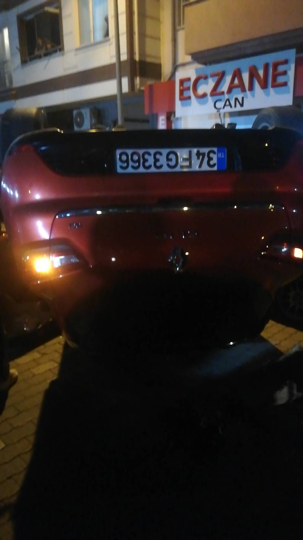bilecik-haber_can-da-park-halindeki-araca-carpan-otomobil-ters-dondu-57871.jpg