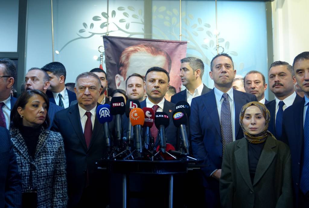 bilecik-haber_chp-li-zeybek-ten-besiktas-belediye-baskani-akpolat-in-gozaltina-alinmasina-iliskin-aciklama-55418.jpg
