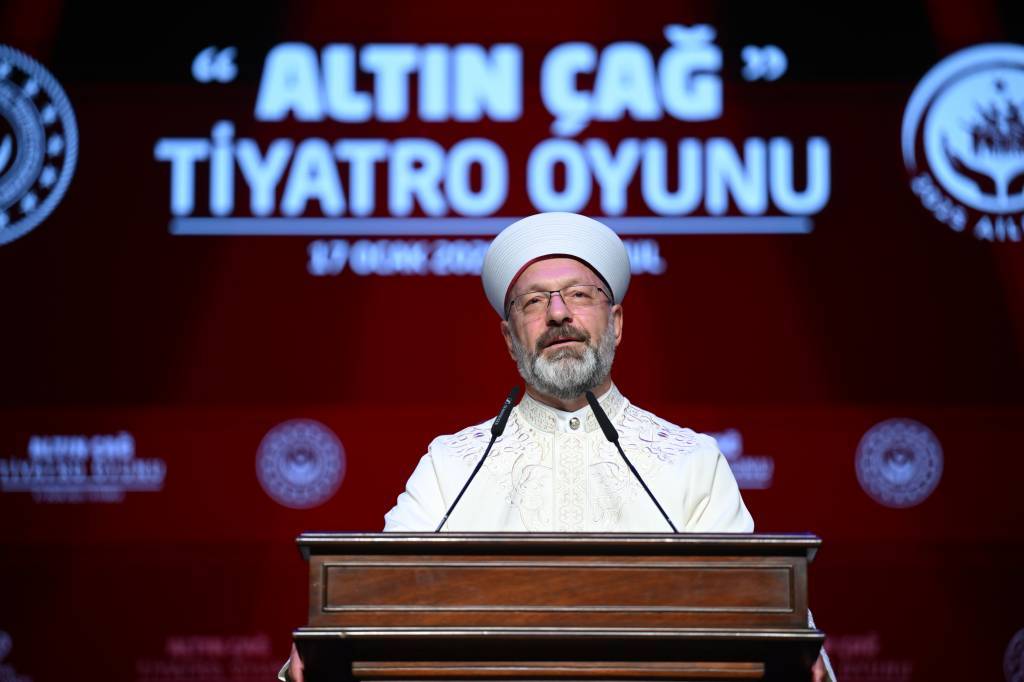 bilecik-haber_diyanet-isleri-baskani-erbas-altin-cag-tiyatro-oyununun-gosterimine-katildi-56269.jpg
