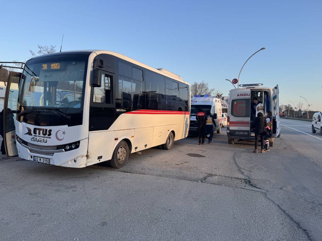 bilecik-haber_edirne-de-bariyerlere-carpan-minibusteki-2-yolcu-yaralandi-57412.jpg
