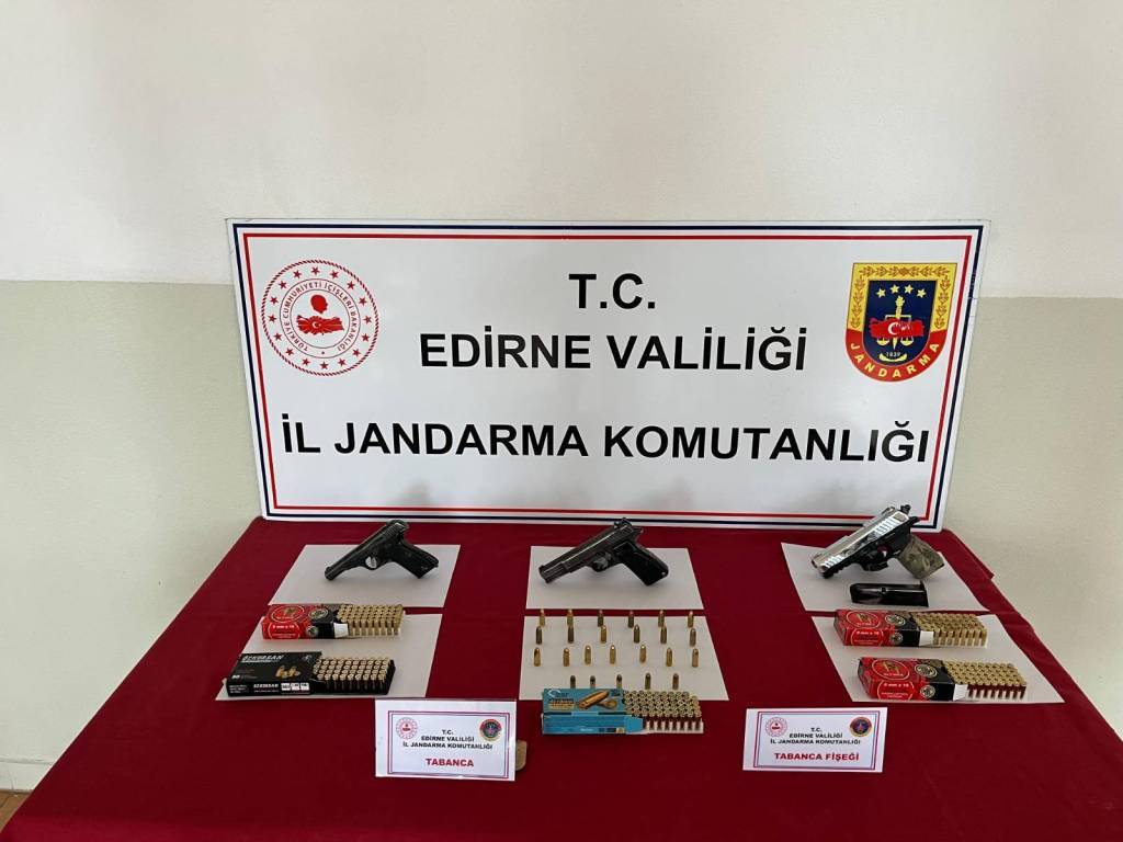 bilecik-haber_edirne-de-evinde-3-ruhsatsiz-tabanca-bulunan-supheli-gozaltina-alindi-56857.jpg