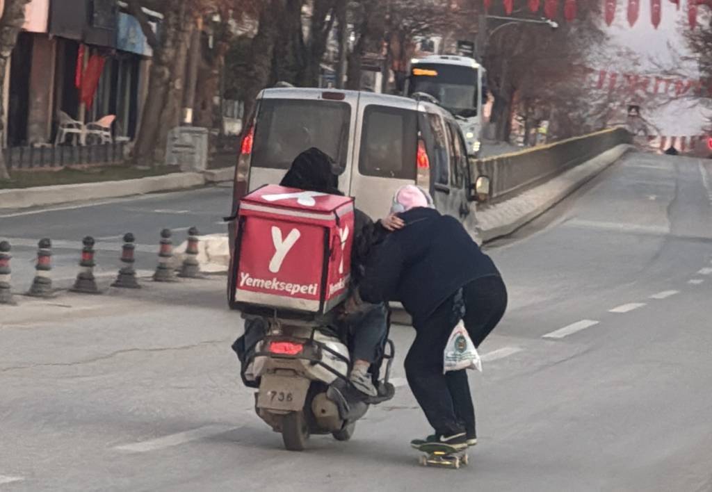 bilecik-haber_edirne-de-kaykayla-tehlikeli-yolculuk-goruntulendi-57729.jpg