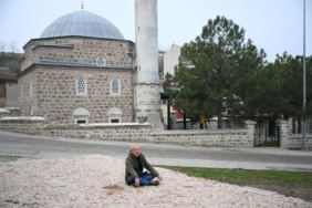 bilecik-haber_edirne-de-mahalle-muhtari-hizmet-binasi-insa-edilmesi-talebiyle-oturma-eylemi-yapti-54285.jpg