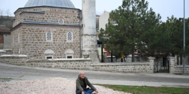 bilecik-haber_edirne-de-mahalle-muhtari-hizmet-binasi-insa-edilmesi-talebiyle-oturma-eylemi-yapti-54285.jpg