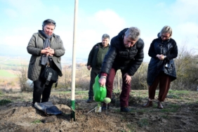 bilecik-haber_edirne-de-trafik-kazasinda-yasamini-yitiren-merhum-gazeteci-berk-soylemez-in-anisina-fidan-dikildi-54854.jpg