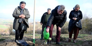 bilecik-haber_edirne-de-trafik-kazasinda-yasamini-yitiren-merhum-gazeteci-berk-soylemez-in-anisina-fidan-dikildi-54854.jpg