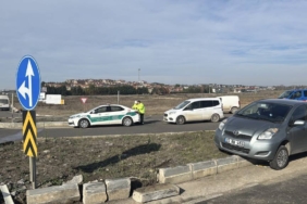 bilecik-haber_edirne-de-yolcu-minibusu-ile-otomobilin-carpistigi-kazada-2-kisi-yaralandi-53818.jpg