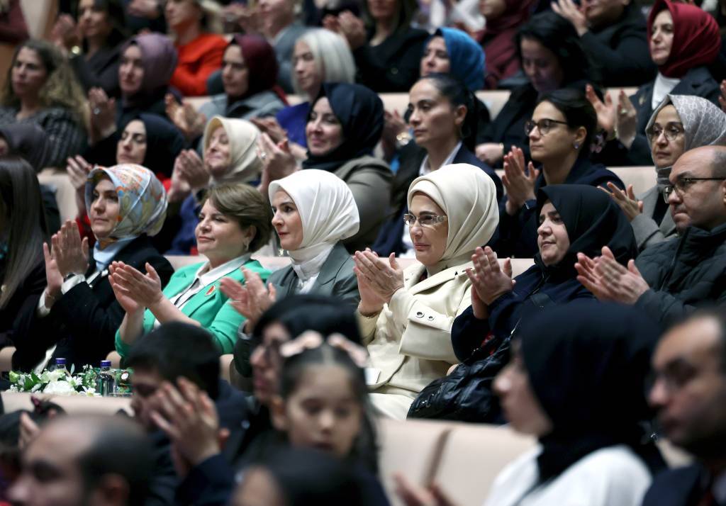 bilecik-haber_emine-erdogan-devlet-himayesindeki-cocuklarin-sahneledigi-altin-cag-oyununu-izledi-56259.jpg