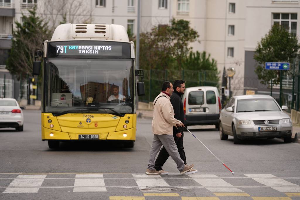 bilecik-haber_gorme-engelli-serhat-esen-3-yildir-tek-basina-kilavuz-yol-mucadelesi-veriyor-55344.jpg