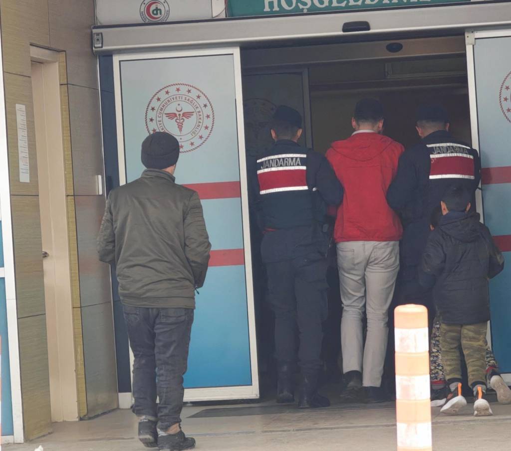 bilecik-haber_inegol-de-10-yil-kesinlesmis-hapis-cezasi-bulunan-firari-hukumlu-yakalandi-56689.jpg