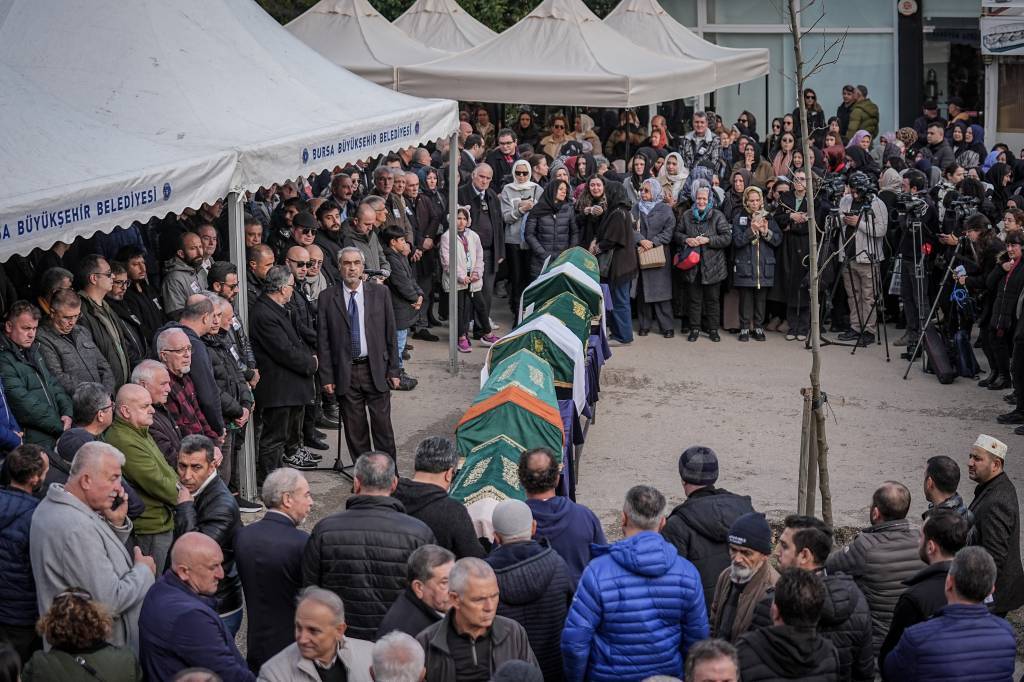bilecik-haber_kartalkaya-daki-otel-yangininda-hayatini-kaybeden-ayni-aileden-4-kisinin-cenazesi-bursa-da-defnedildi-57052.jpg