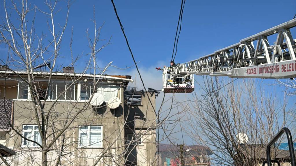 bilecik-haber_kocaeli-de-apartmanda-cikan-yanginda-mahsur-kalan-3-cocuk-kurtarildi-57705.jpg