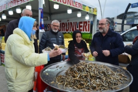 bilecik-haber_kocaeli-de-duzenlenen-festivalde-2-ton-hamsi-tuketildi-54169.jpg