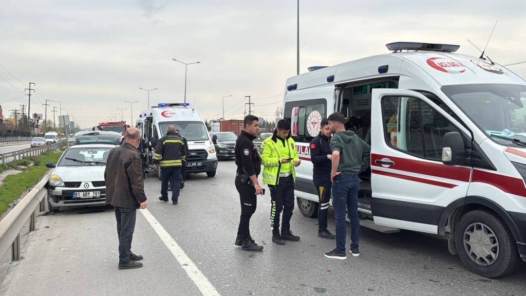 bilecik-haber_kocaeli-de-iki-otomobilin-karistigi-kazada-3-kisi-yaralandi-58010.jpg