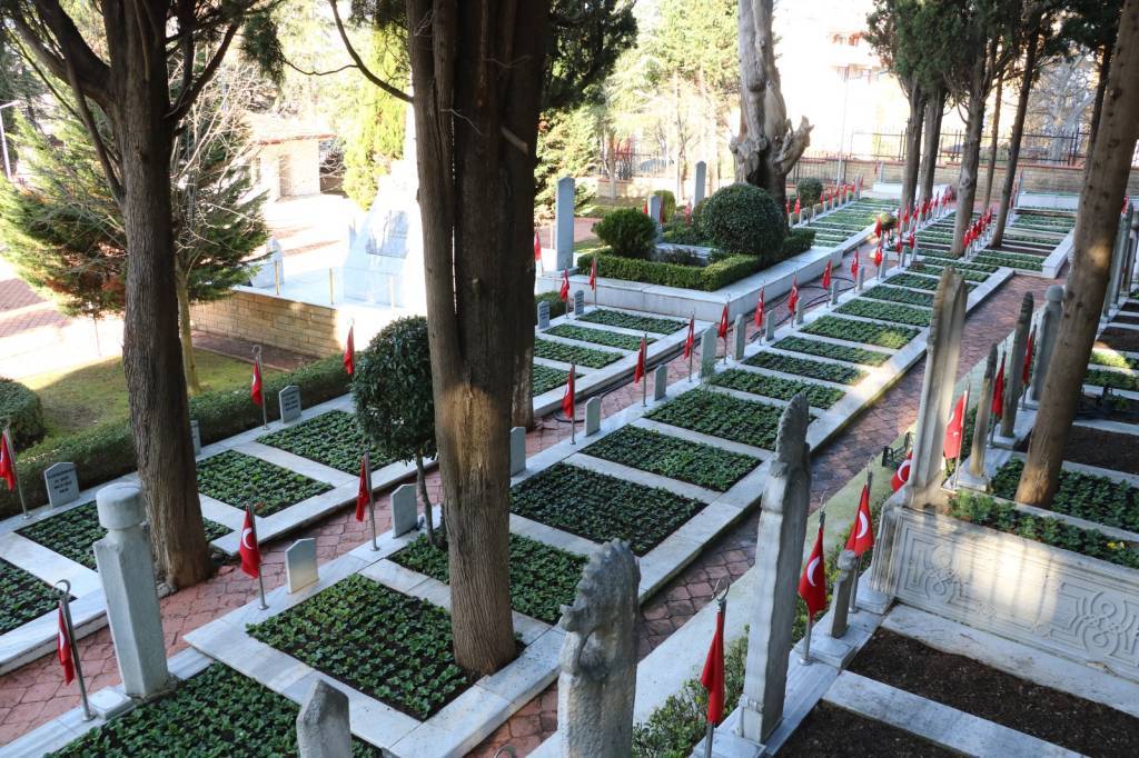 bilecik-haber_kocaeli-de-sehitlerin-mezarlari-ciceklerle-donatildi-55346.jpg
