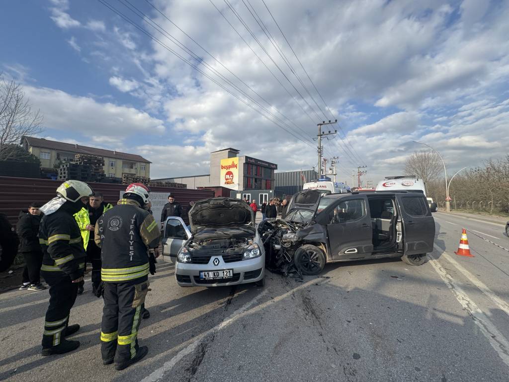 bilecik-haber_kocaeli-de-trafik-kazasinda-3-kisi-yaralandi-56762.jpg