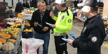 Pazarda broşür dağıttılar