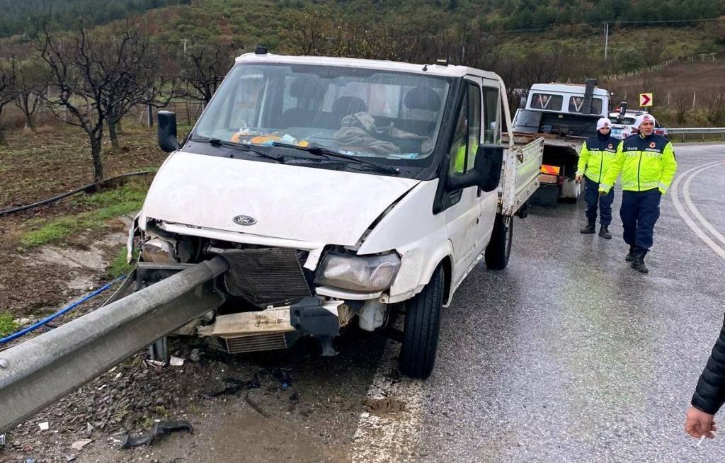 bilecik-haber_sakarya-da-bariyere-carpan-kamyonetteki-1-kisi-yaralandi-55530.jpg