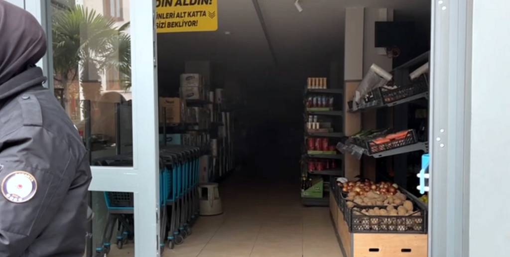 bilecik-haber_sakarya-da-markette-cikan-yanginda-3-calisan-dumandan-etkilendi-55467.jpg