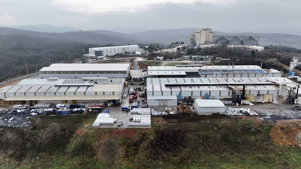 bilecik-haber_sakarya-da-yalitim-fabrikasinda-cikan-yanginda-2-isci-yaralandi-55811.jpg