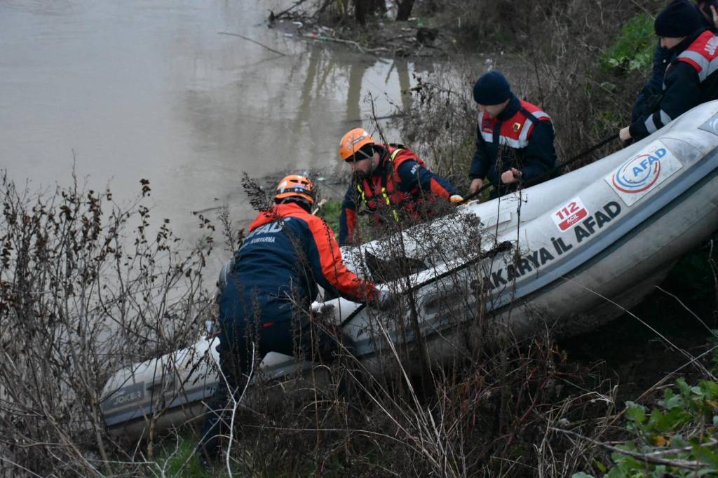 bilecik-haber_sakarya-nehri-nde-erkek-cesedi-bulundu-57323.jpg