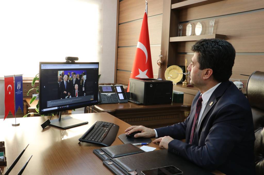 bilecik-haber_subu-rektoru-saribiyik-aa-nin-yilin-kareleri-oylamasina-katildi-57864.jpg