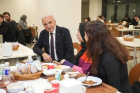 bilecik-haber_umraniye-belediye-baskani-yildirim-ogrenci-lokantasi-nda-genclerle-bulustu-54552.jpg