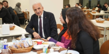 bilecik-haber_umraniye-belediye-baskani-yildirim-ogrenci-lokantasi-nda-genclerle-bulustu-54552.jpg