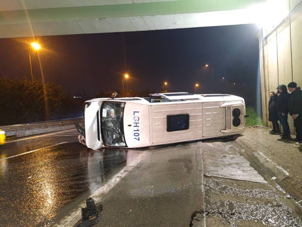 bilecik-haber_umraniye-de-devrilen-servis-minibusundeki-7-kisi-yaralandi-57236.jpg
