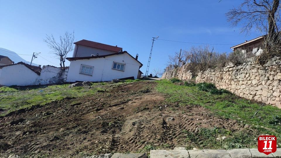 Yol kenarlarına sarkan dallar budandı
